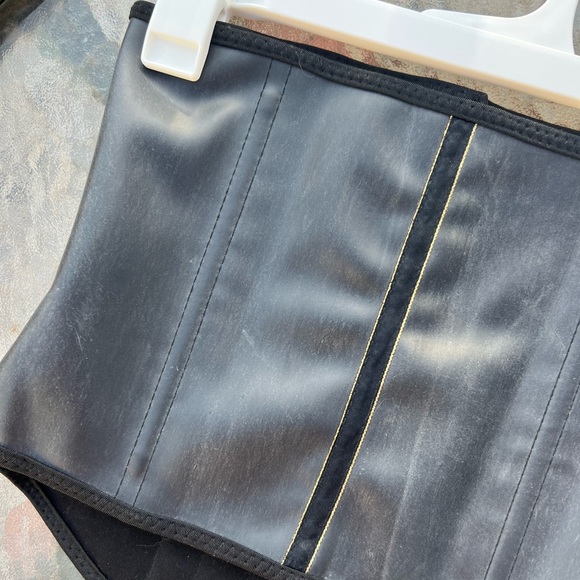 Leather corset waist trainer 🖤 - Picture 3 of 7